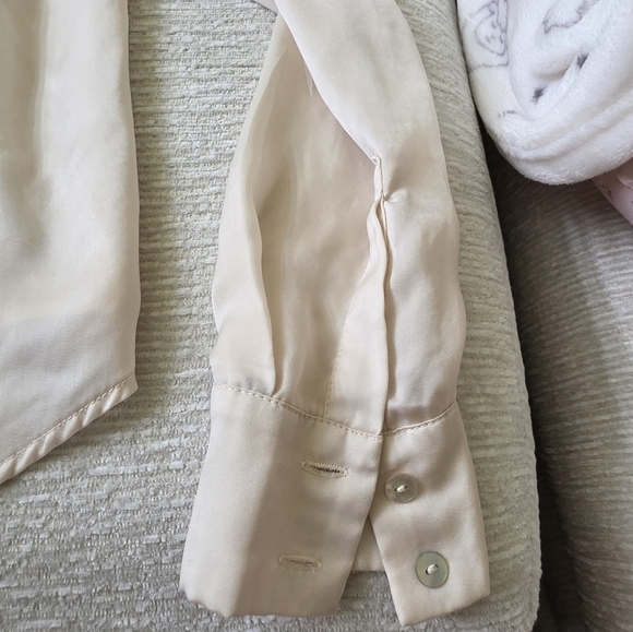 Forever 21 Cream Button Down Shirt / Cover Up - Picture 4 of 5